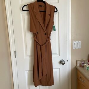 Simon’s brown trench dress